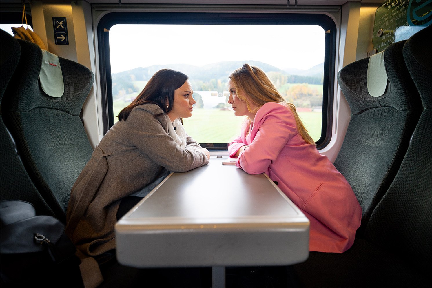 Ina und Billie sitzen im Zug